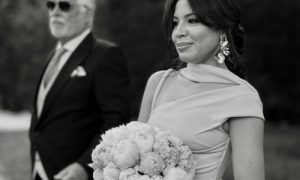Wedding Content Creator captura a dama de honor sonriendo con ramo y padrino,