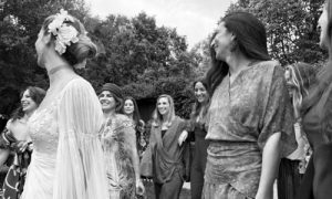 Wedding Content Creator captura a novia riendo con sus amigas durante la celebración de la boda