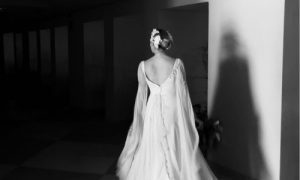 Wedding Content Creator captura novia de espaldas con vestido de manga en blanco y negro.